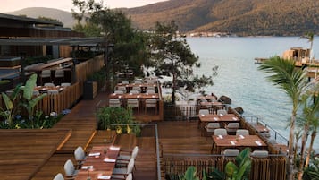 9 restaurants, breakfast, lunch, dinner served; international cuisine