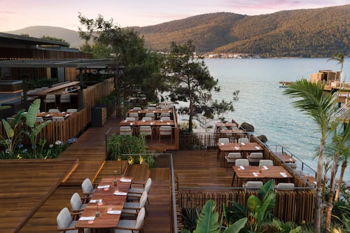9 restaurants, servant le déjeuner et le dîner; cuisine internationale