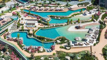 Een binnenzwembad, 6 buitenzwembaden, ligstoelen bij het zwembad