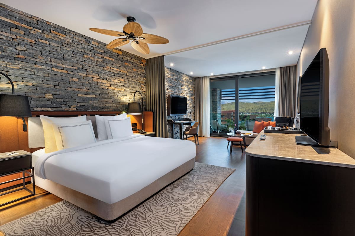 Habitación Deluxe, vista parcial al mar | Ropa de cama de alta calidad y camas Tempur-Pedic