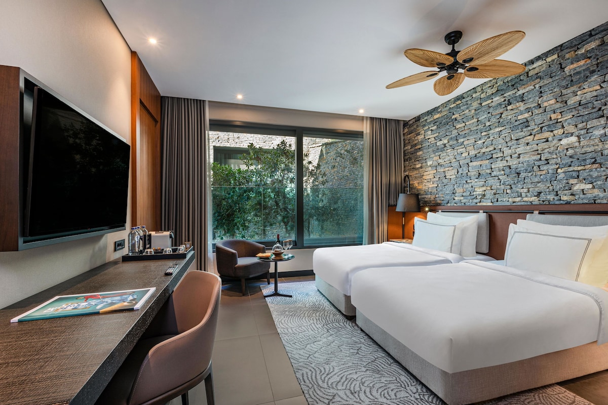 Family Corner Terrace Suite Sea View | 高档床上用品、泰普尔床垫、免费迷你吧物品、客房内保险箱