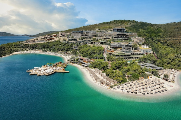 Privat strand, vit sandstrand, cabanor (tilläggsavgift) och solstolar