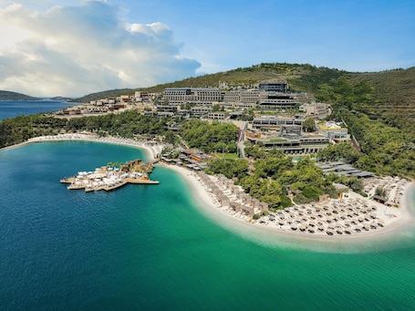Playa privada, arena blanca, camas de playa, sillas reclinables de playa. Lujo Hotel Bodrum