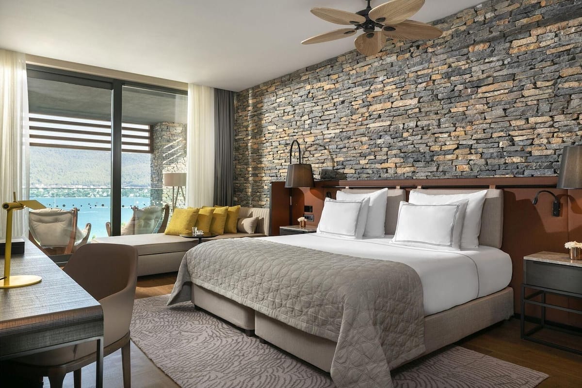 Habitación familiar, vista parcial al mar | Ropa de cama de alta calidad y camas Tempur-Pedic