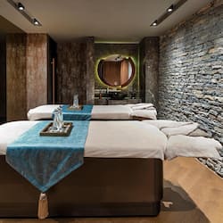 Un sauna, una bañera de hidromasaje, baño turco, baño turco/hammam