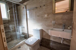 Shower, free toiletries, hair dryer, towels - Minos Studios (Chania)