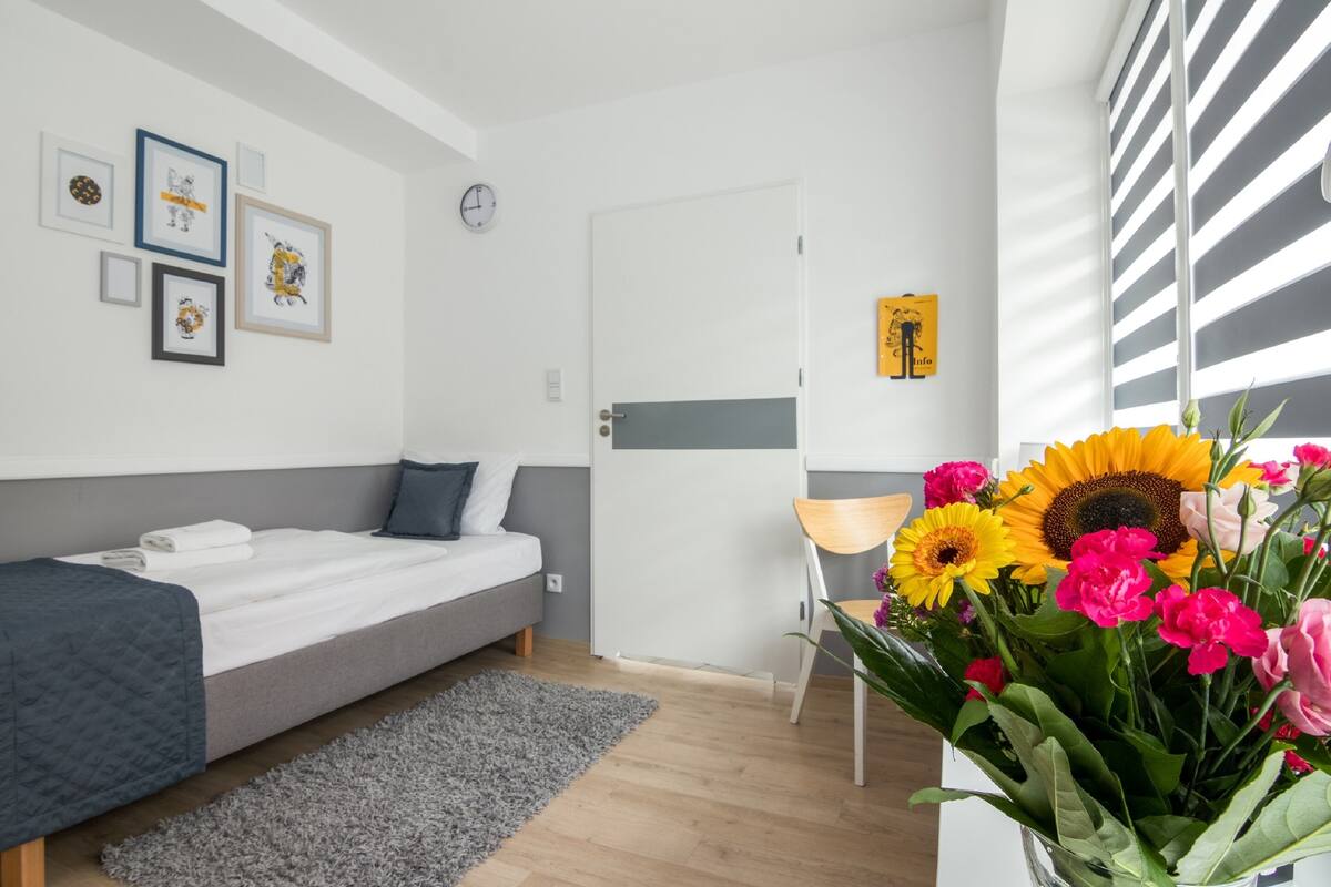 Quarto solteiro clássico, 1 cama de solteiro, cozinha americana | Roupas de cama premium, cofres nos quartos, escrivaninha