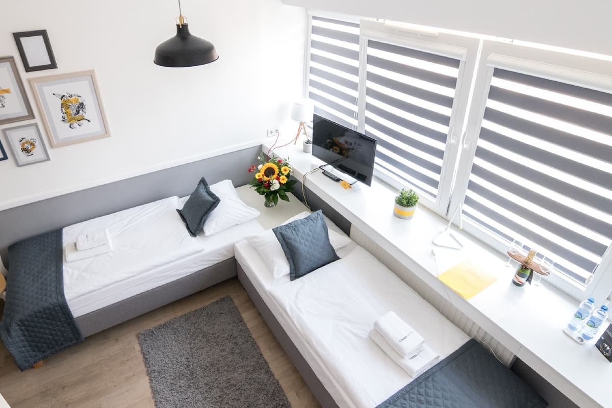 Quarto duplo clássico, 2 camas de solteiro, cozinha americana | Roupas de cama premium, cofres nos quartos, escrivaninha
