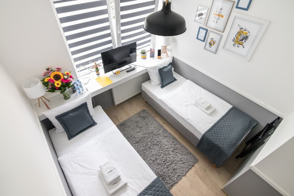 Quarto duplo econômico, 2 camas de solteiro, cozinha americana | Roupas de cama premium, cofres nos quartos, escrivaninha
