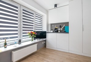 Quarto solteiro clássico, 1 cama de solteiro, cozinha americana | Cozinha americana privada | Geladeira, cooktop, máquina de café expresso