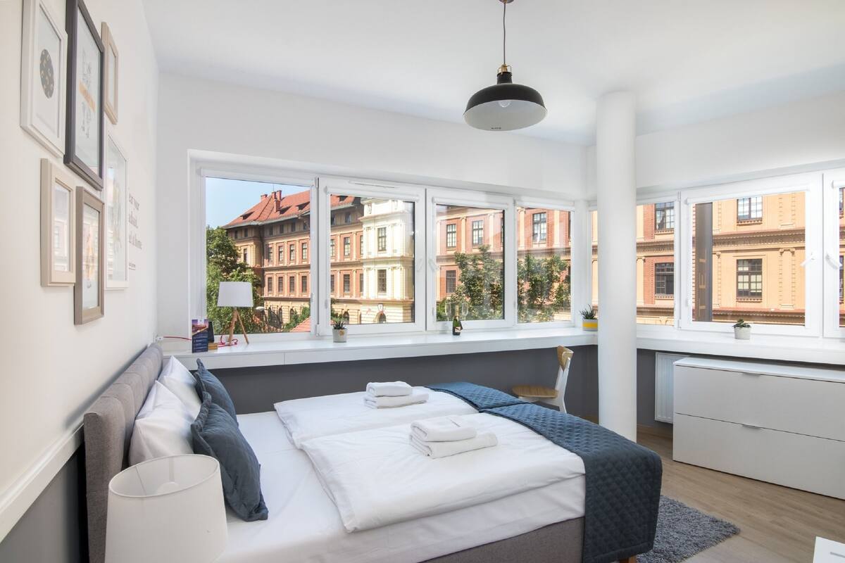 Quarto casal clássico, 1 cama Queen, cozinha americana | Roupas de cama premium, cofres nos quartos, escrivaninha