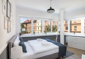 Quarto casal clássico, 1 cama Queen, cozinha americana | Roupas de cama premium, cofres nos quartos, escrivaninha