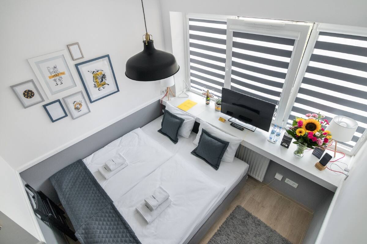 Quarto casal econômico, 1 cama Queen, cozinha americana | Roupas de cama premium, cofres nos quartos, escrivaninha