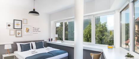 Habitación doble clásica, 1 cama Queen size, cocineta | Ropa de cama de alta calidad y caja de seguridad en la habitación