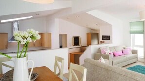 Flat-screen TV, DVD player - Lazy Otter Meadows (Ely)