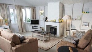 Flat-screen TV, DVD player - Lazy Otter Meadows (Ely)