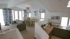 Flat-screen TV, DVD player - Lazy Otter Meadows (Ely)