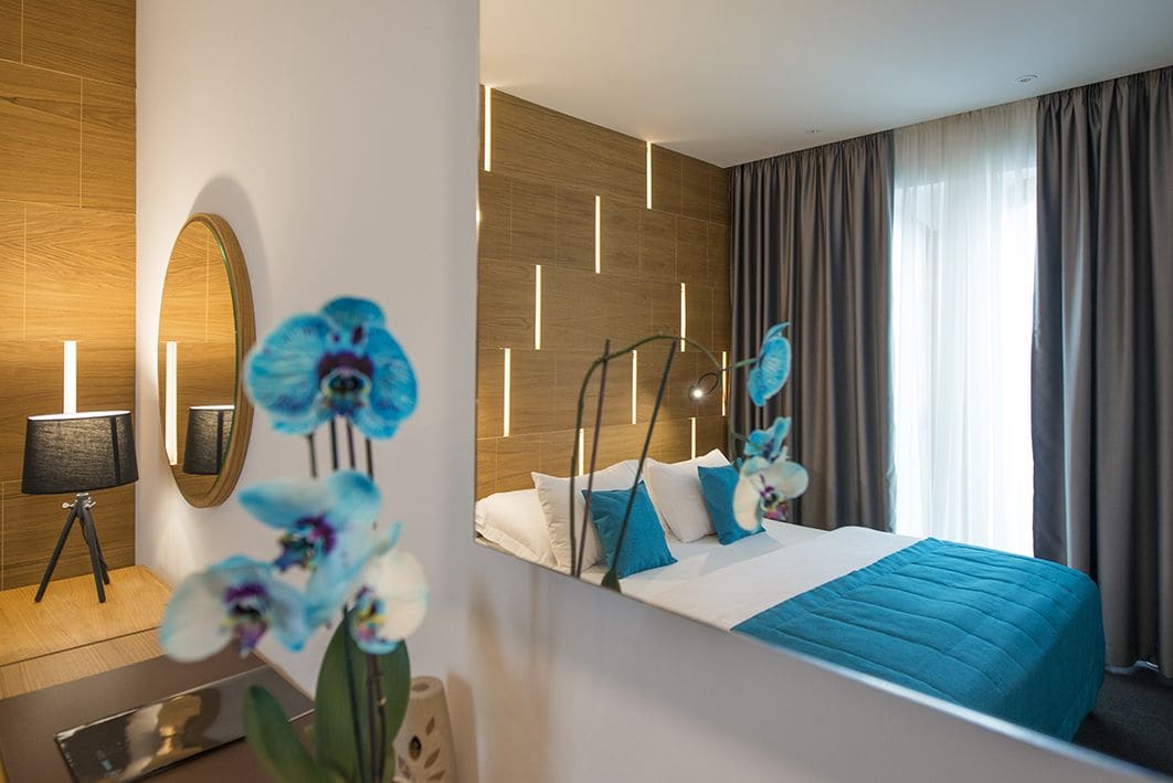 deluxe double or twin room | soundproofing, iron/ironing board, free wifi, bed sheets