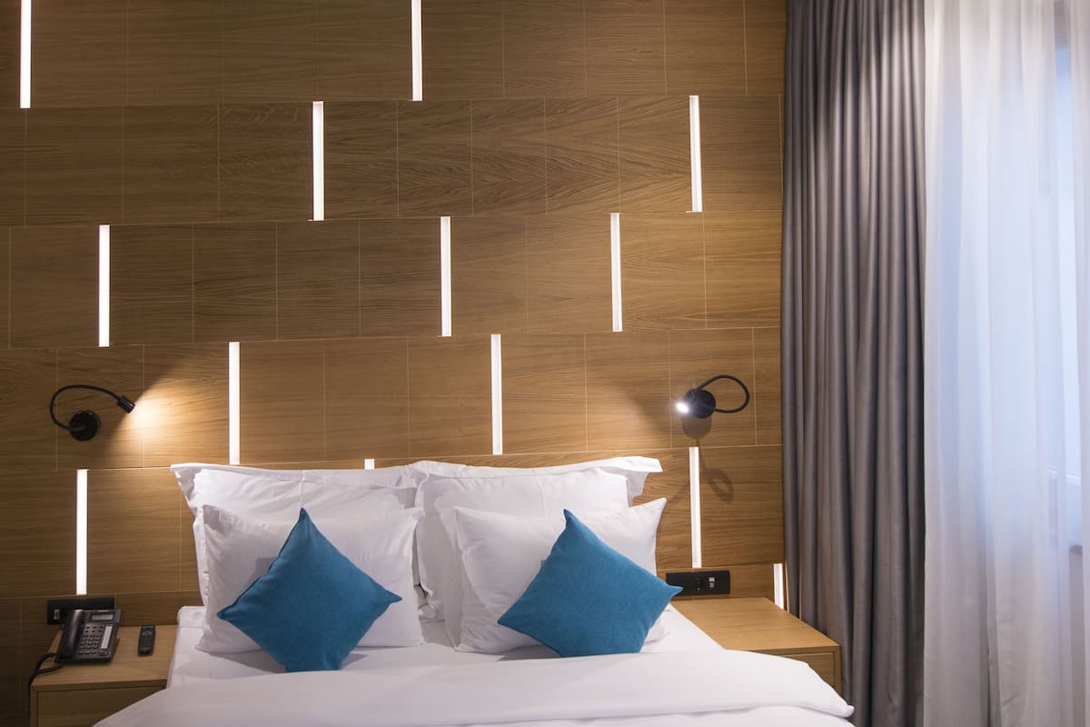 deluxe double or twin room | bathroom | shower, free toiletries, hair dryer, bathrobes