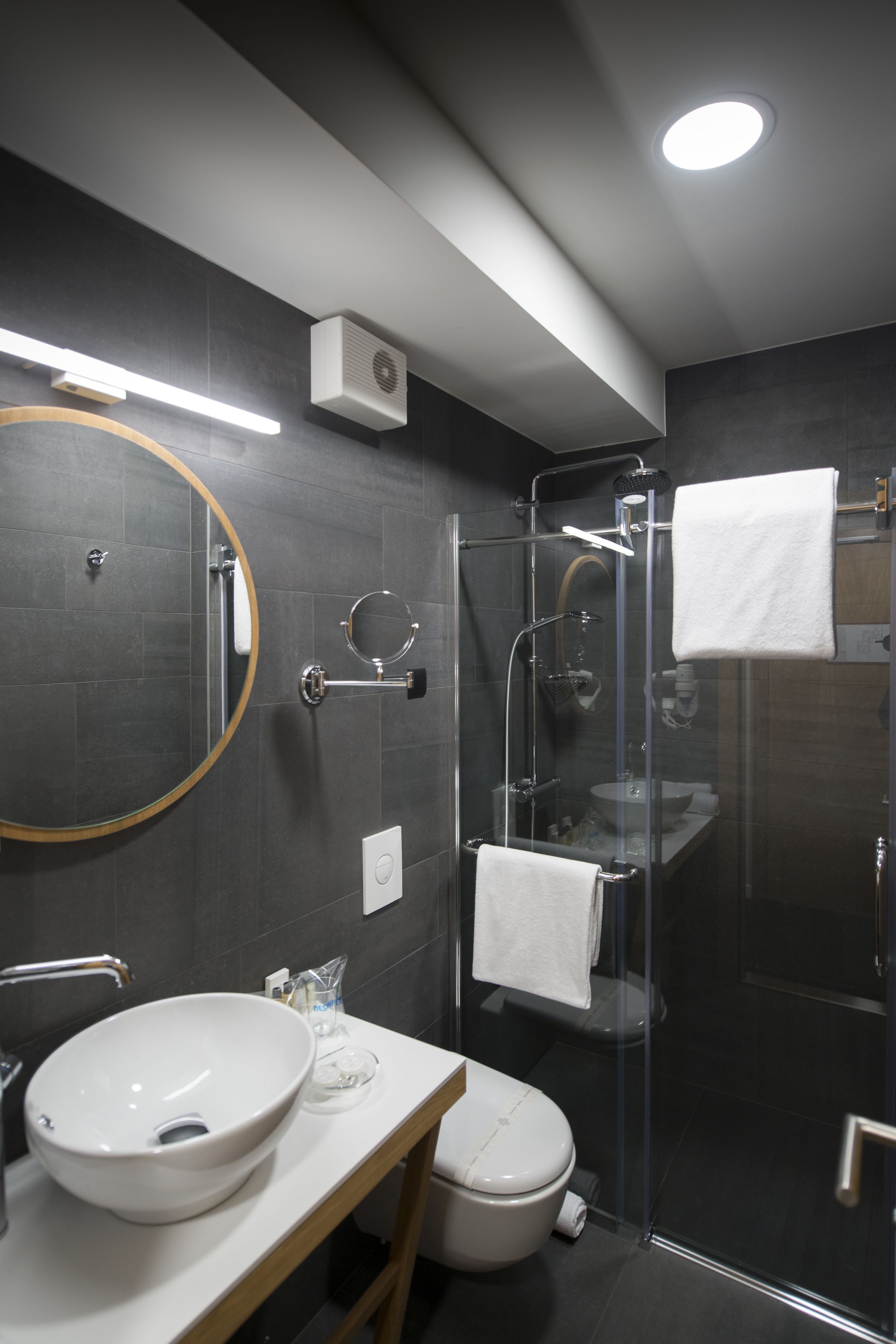 deluxe triple room | bathroom | shower, free toiletries, hair dryer, bathrobes