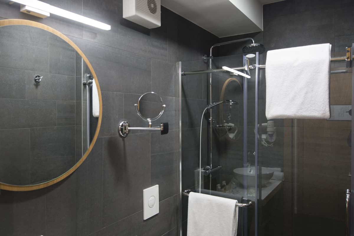 deluxe triple room | bathroom | shower, free toiletries, hair dryer, bathrobes