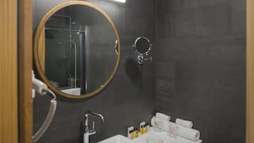 Douche, articles de toilette gratuits, sèche-cheveux, peignoirs