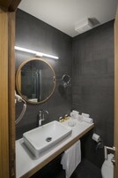 Ducha, artículos de tocador gratuitos, secador de pelo, batas