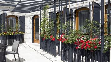 Deluxe Triple Room | Courtyard view