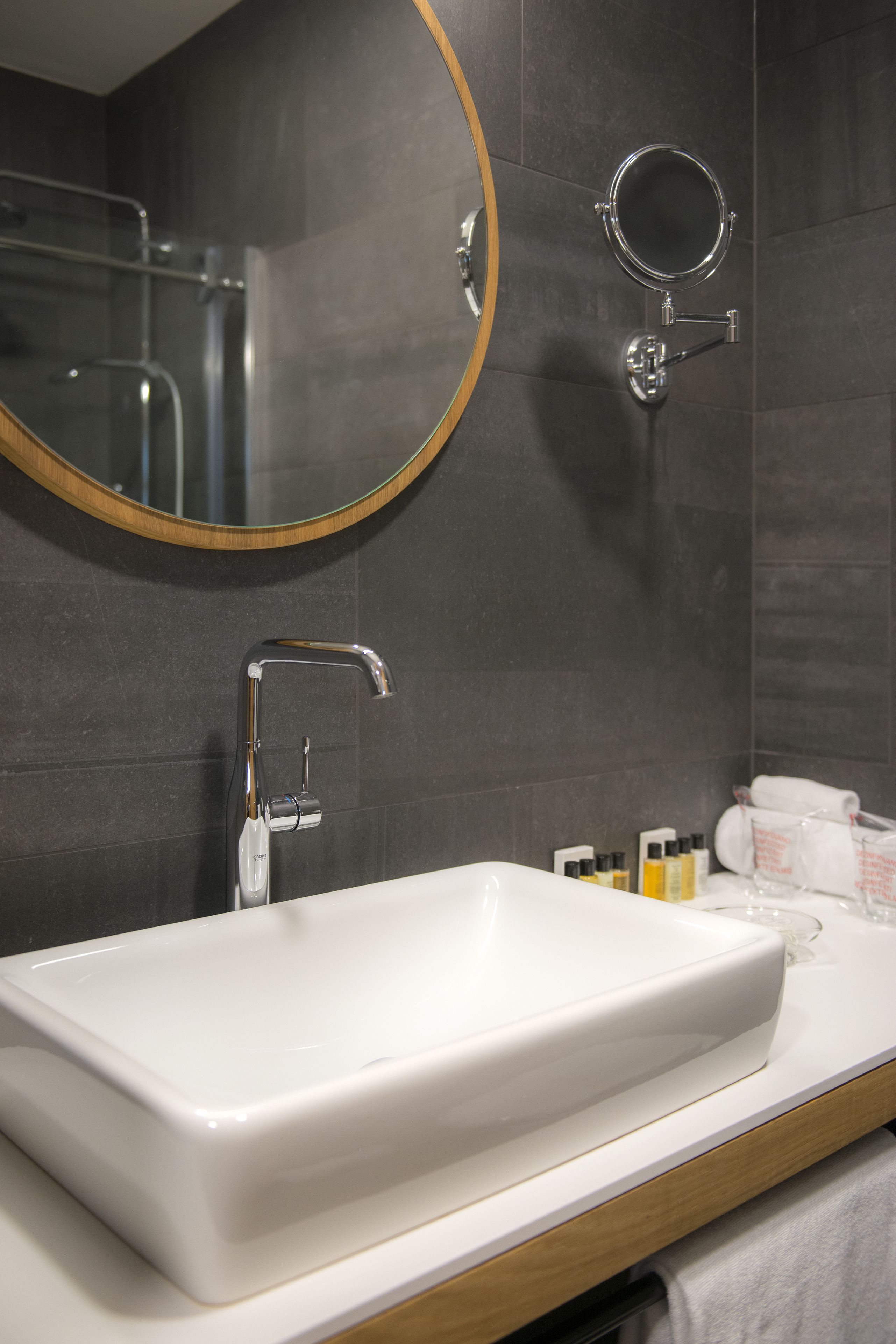 suite, 2 bedrooms | bathroom | shower, free toiletries, hair dryer, bathrobes