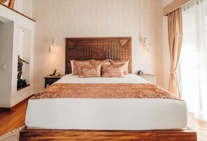 Suite de lujo, balcón, vista a la ciudad | Ropa de cama de alta calidad y minibar
