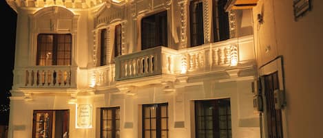 Fassade der Unterkunft – Abend/Nacht