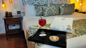 A hotel room with a bed, a bedside table with a phone, a tray with a drink and a bowl of food, and decorative wall panels. - Hotel Mama Cuchara by Art Hotels Ecuador (Quito)