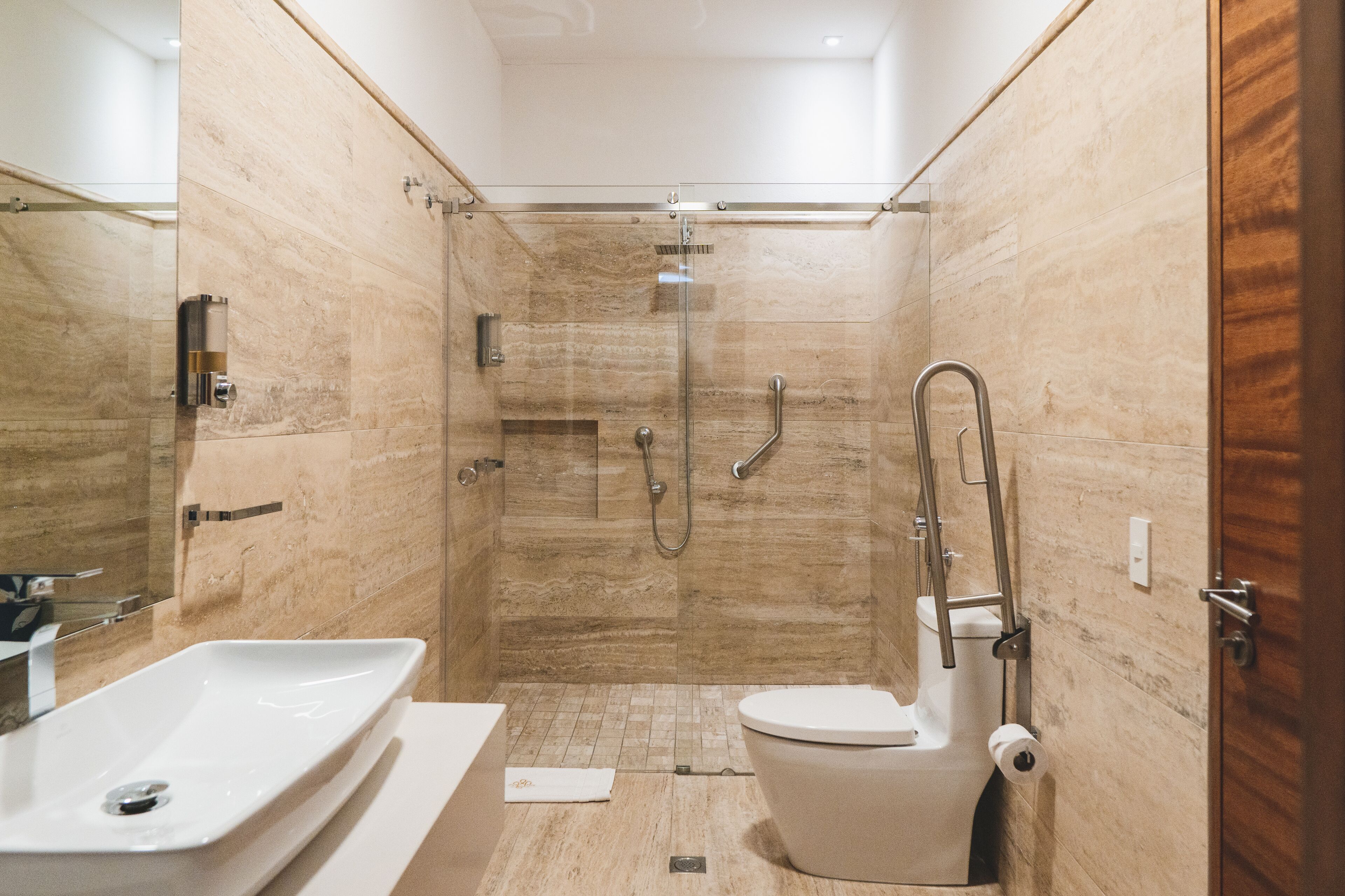 Ein modernes Badezimmer mit Dusche, Toilette und Waschbecken.