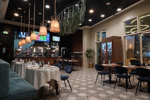 2 restaurantes, se sirve desayuno 
