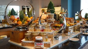 Ein reichhaltiges Buffet mit verschiedenen Speisen und Beilagen.