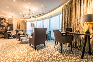 Colchones con pillow-top y caja de seguridad en la habitación 