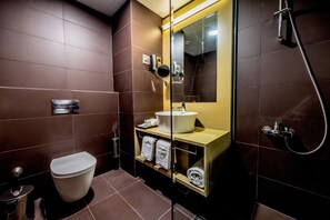 Regadera, amenidades de baño de diseñador, secadora de cabello, batas 