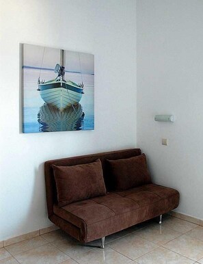 Superior Double Room, Sea View | Living area | Flat-screen TV - Paralia Rooms (Sfakia)