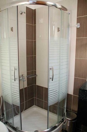 Superior Double Room, Sea View | Bathroom shower - Paralia Rooms (Sfakia)