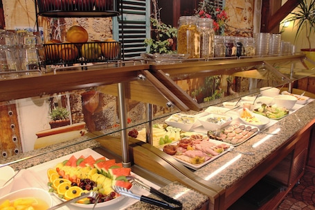 Colazione a buffet a pagamento, servita tutte le mattine . REGIOHOTEL Halle/ Leipzig Airport