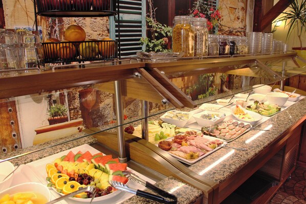 Petit déjeuner buffet (10 EUR par personne)