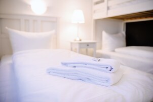  特色装修、特色家居、办公桌、遮光窗帘