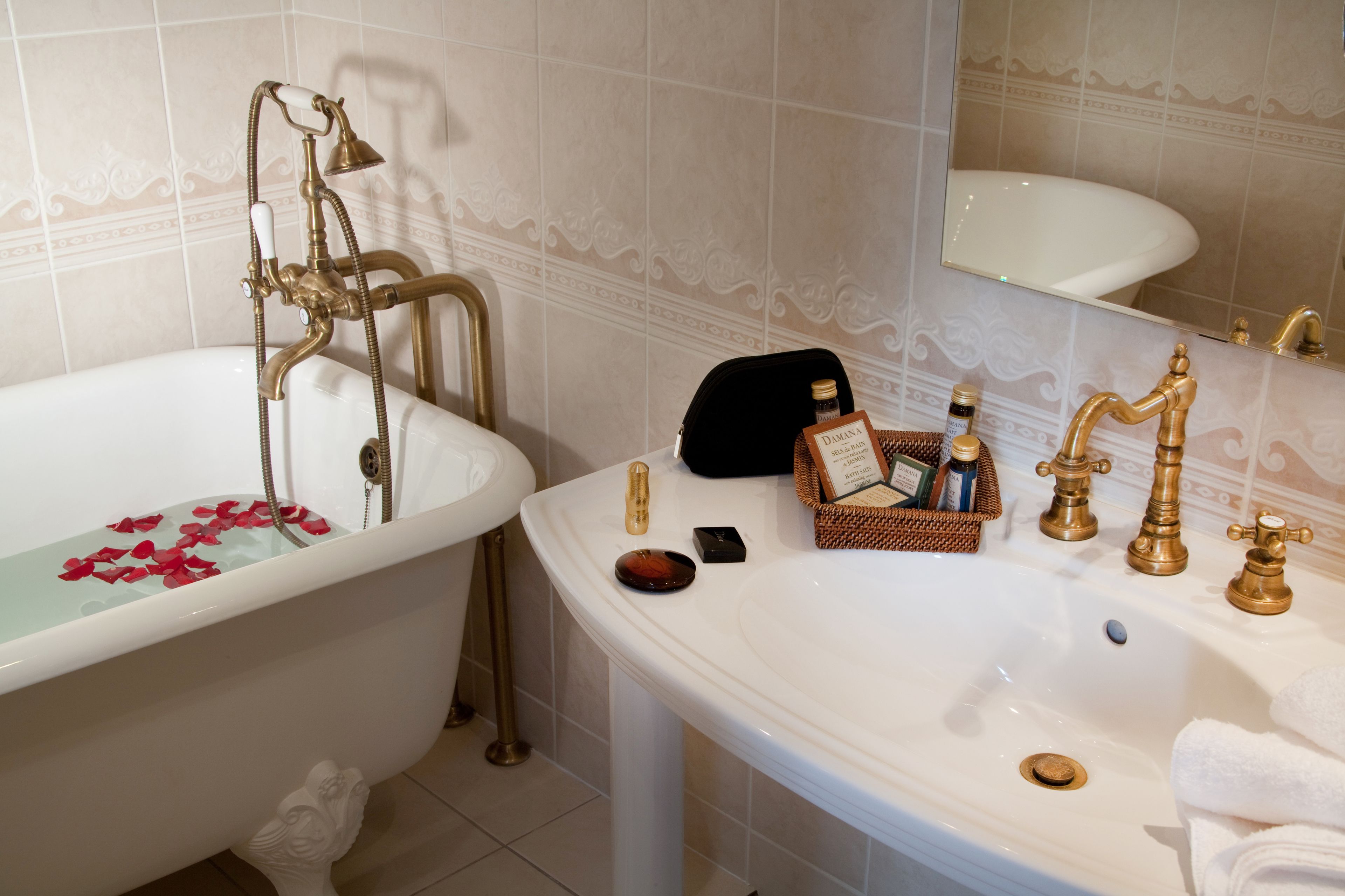 comfort double room (double confort) | bathroom | free toiletries, hair dryer, bathrobes, slippers