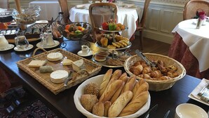 A buffet table with various cheeses, breads, and fruits. - Le Manoir Saint Thomas (Amboise)