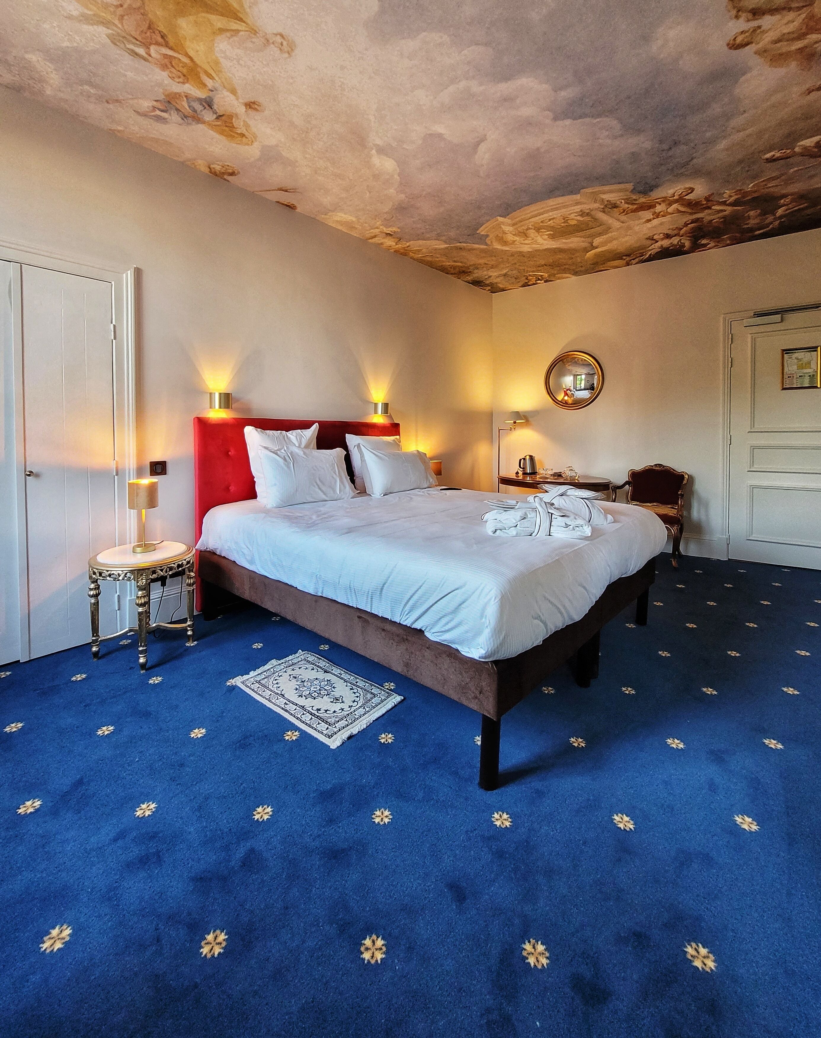 luxury suite | premium bedding, minibar, in-room safe, individually decorated