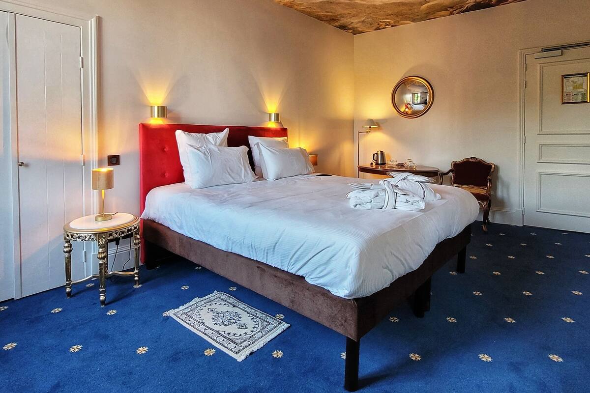 luxury suite | premium bedding, minibar, in-room safe, individually decorated