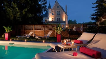 Outdoor pool, open 8:30 AM to 9:30 PM, pool loungers