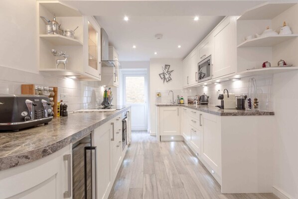 Apartment, 3 Bedrooms | Private kitchen | Fridge, microwave, oven, stovetop - Stunning & Modern 3Bed House in Victoria (London)