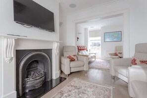 Apartment, 3 Bedrooms | 3 bedrooms, premium bedding, desk, laptop workspace - Stunning & Modern 3Bed House in Victoria (London)