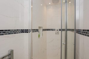 Apartment, 3 Schlafzimmer | Badezimmer | Badewanne und Dusche (separat), kostenlose Toilettenartikel